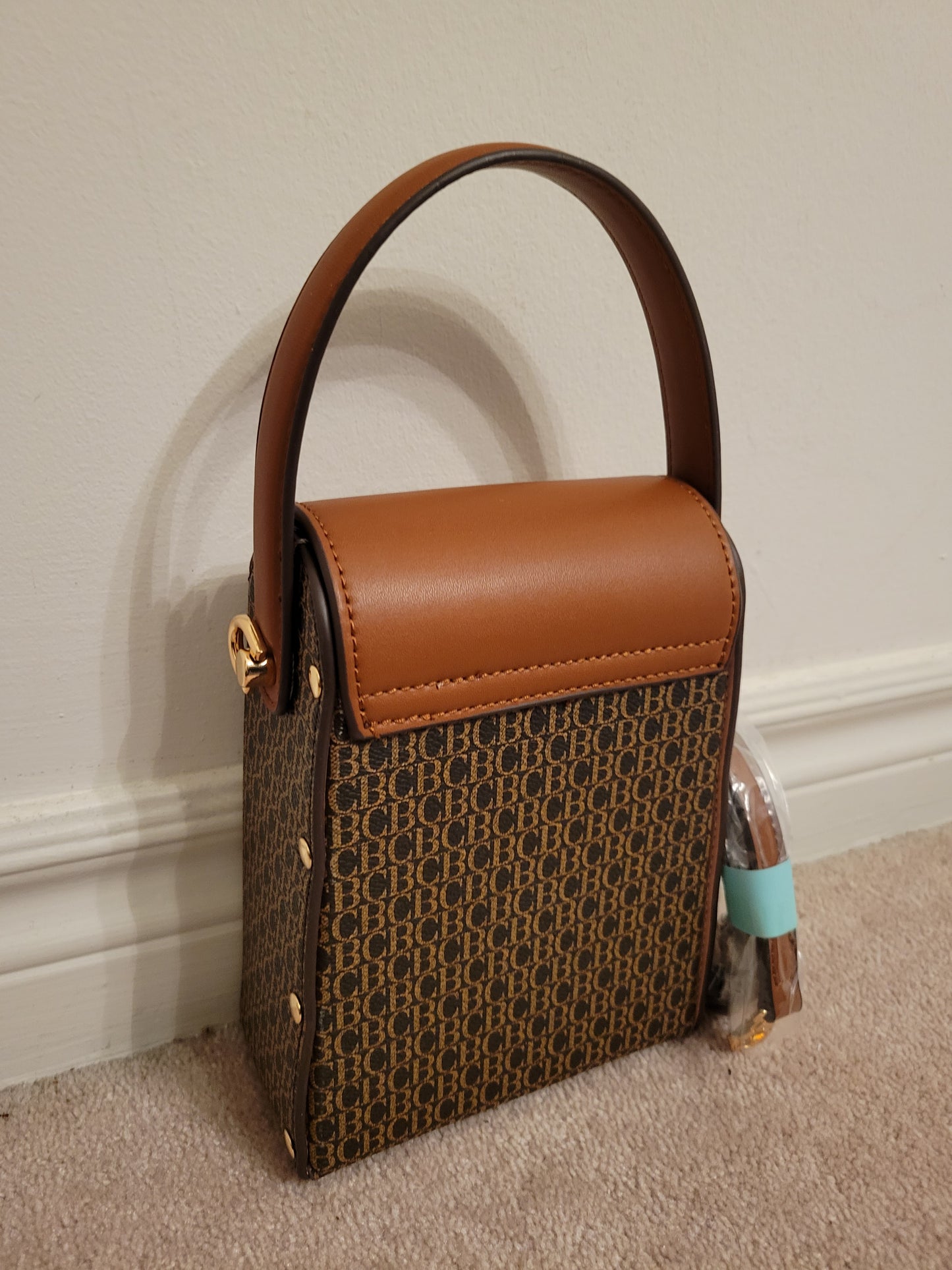 Chic Flap Closure Bag: Single Compartment Polyurethane (BrownMulti)