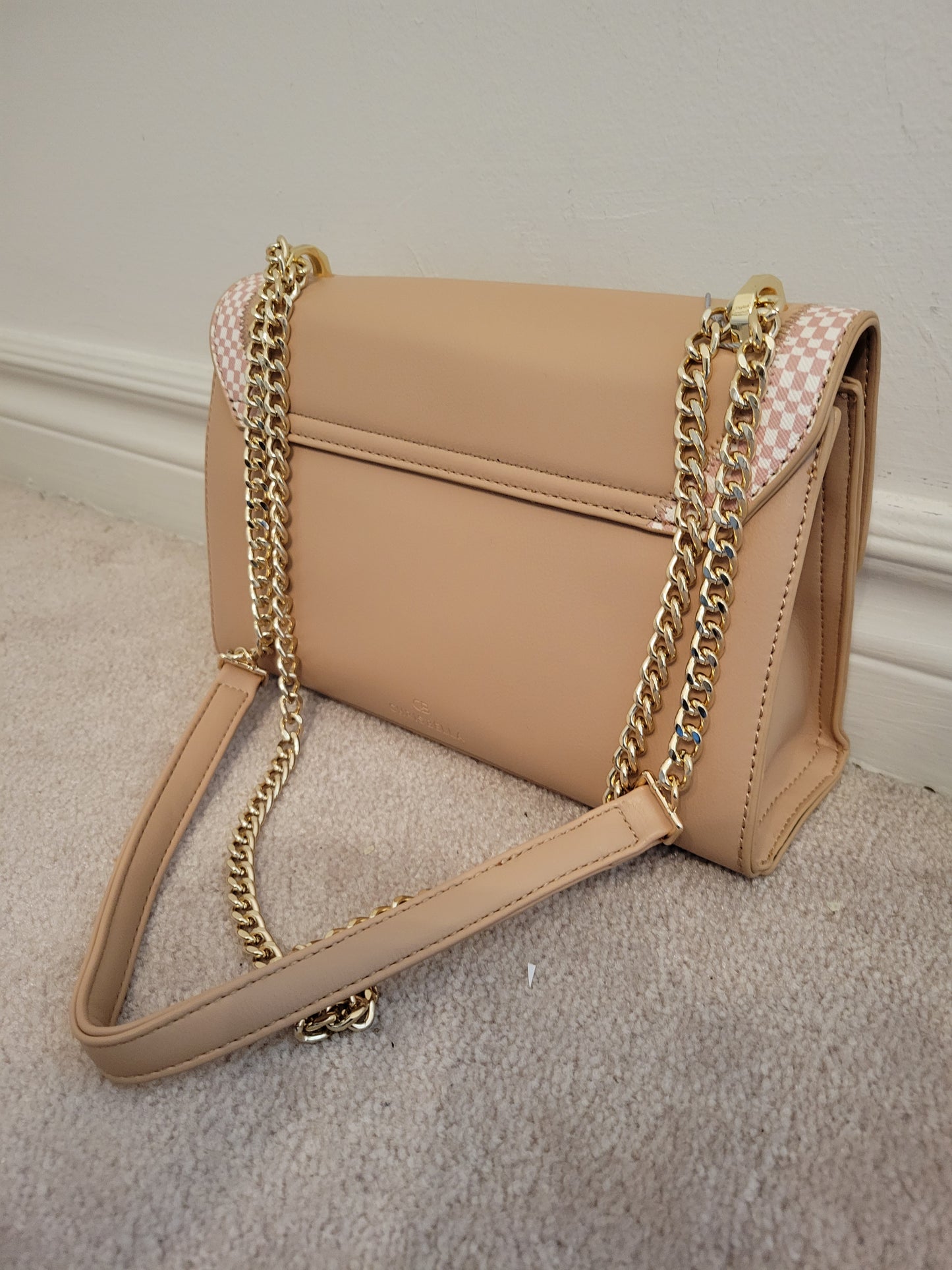 Chic Flap Closure Structure Bag: Single Compartment Polyurethane Flap Cover with Magnetic Snap Closure (Beige)