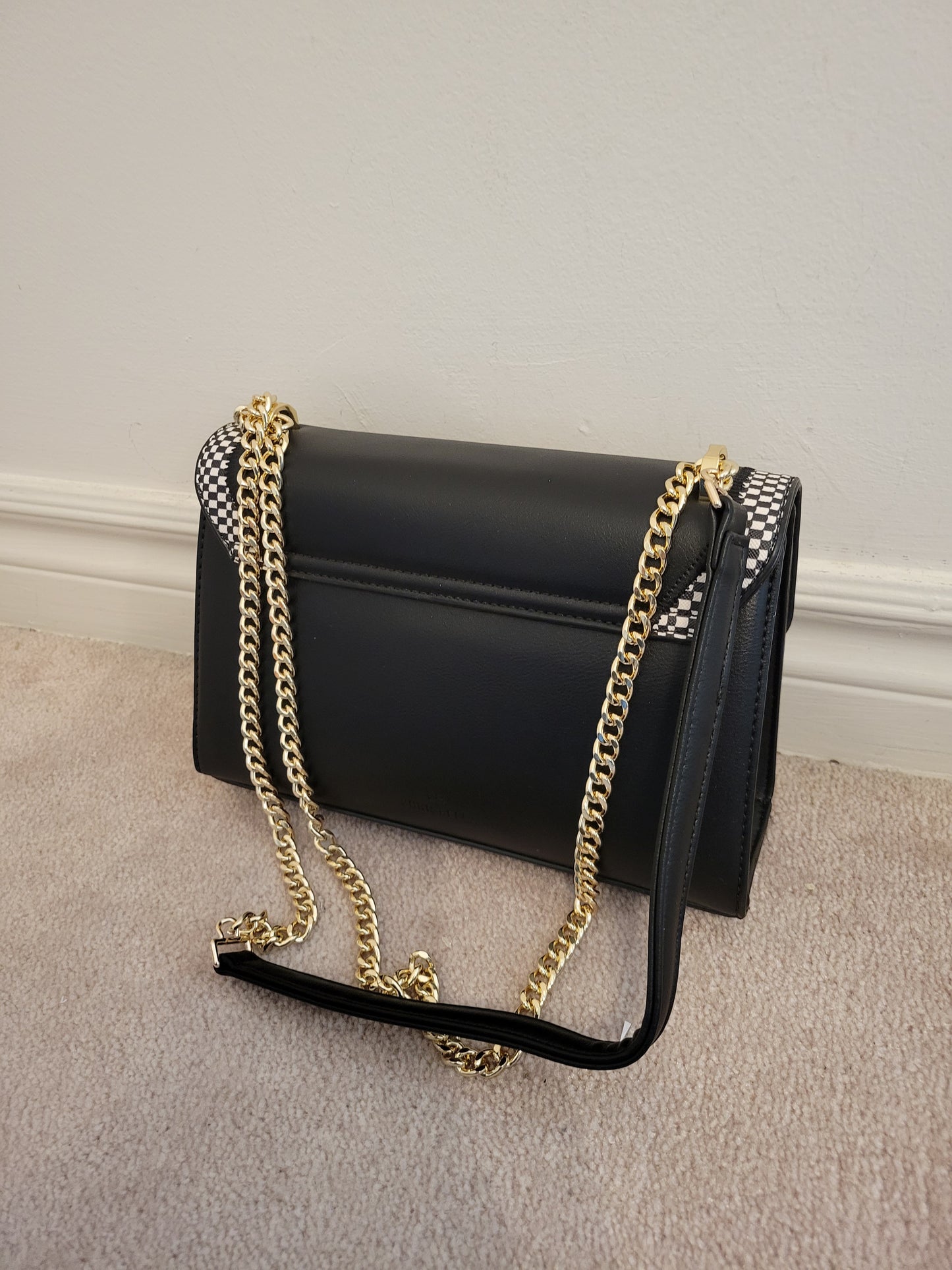 Chic Flap Closure Structure Bag: Single Compartment Polyurethane Flap Cover with Magnetic snap Closure (Black)